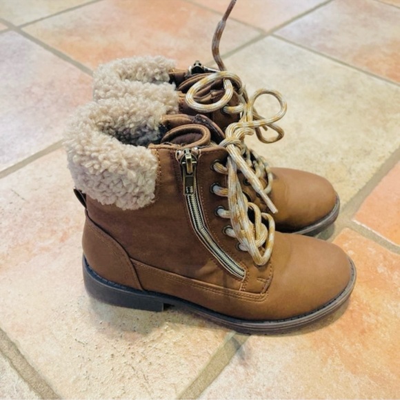 Madden Girl Fresh sherpa combat boot size 2 - Picture 1 of 7